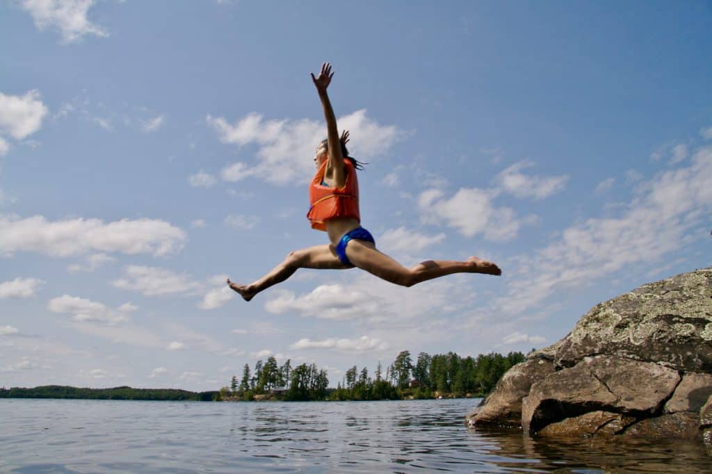 Junge Frau springt ins Wasser - Photo by Ian Wagg 